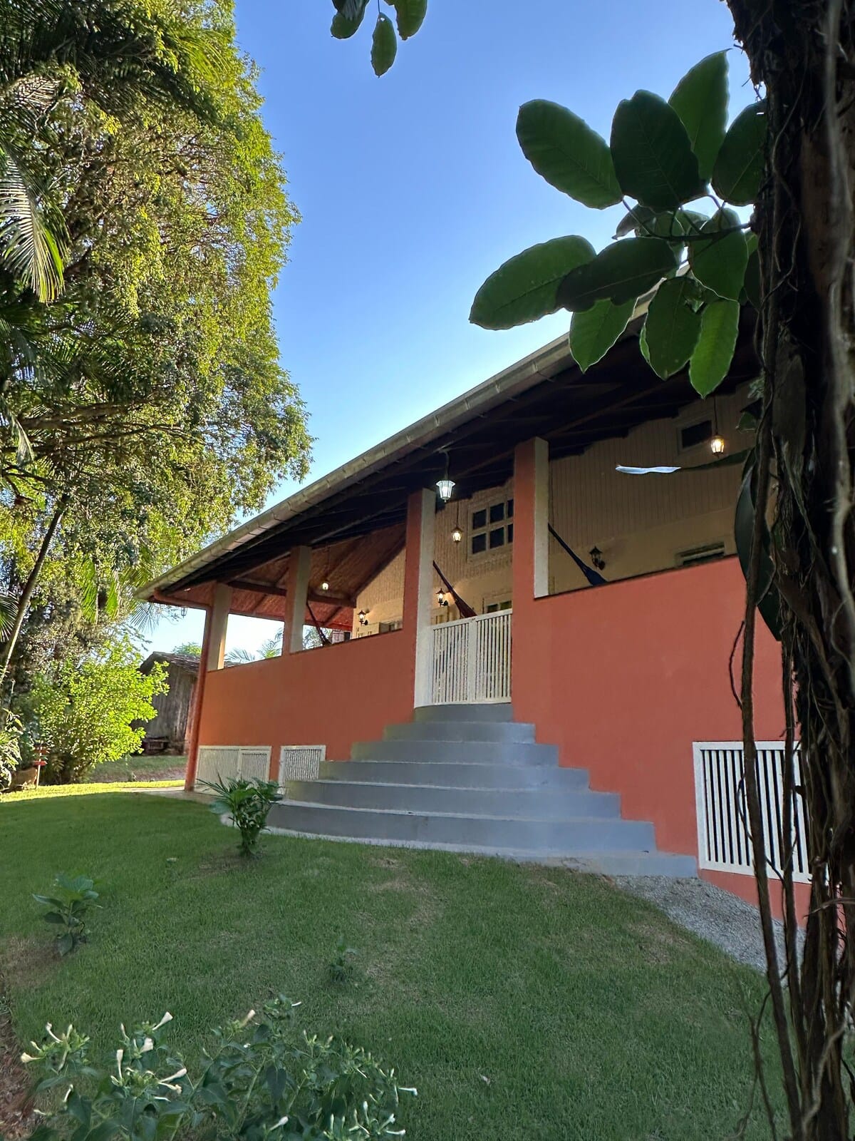 Entrada da Cabanas da Vila: escada de acesso à casa, entre o jardim e a mata